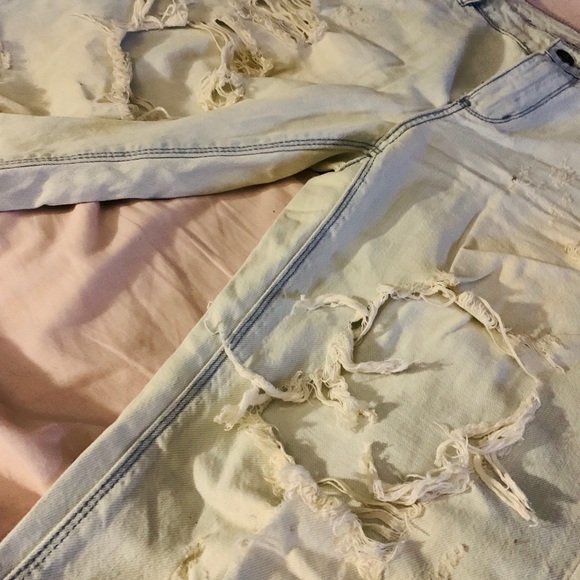 Distressed jeans - Picture 2 of 7